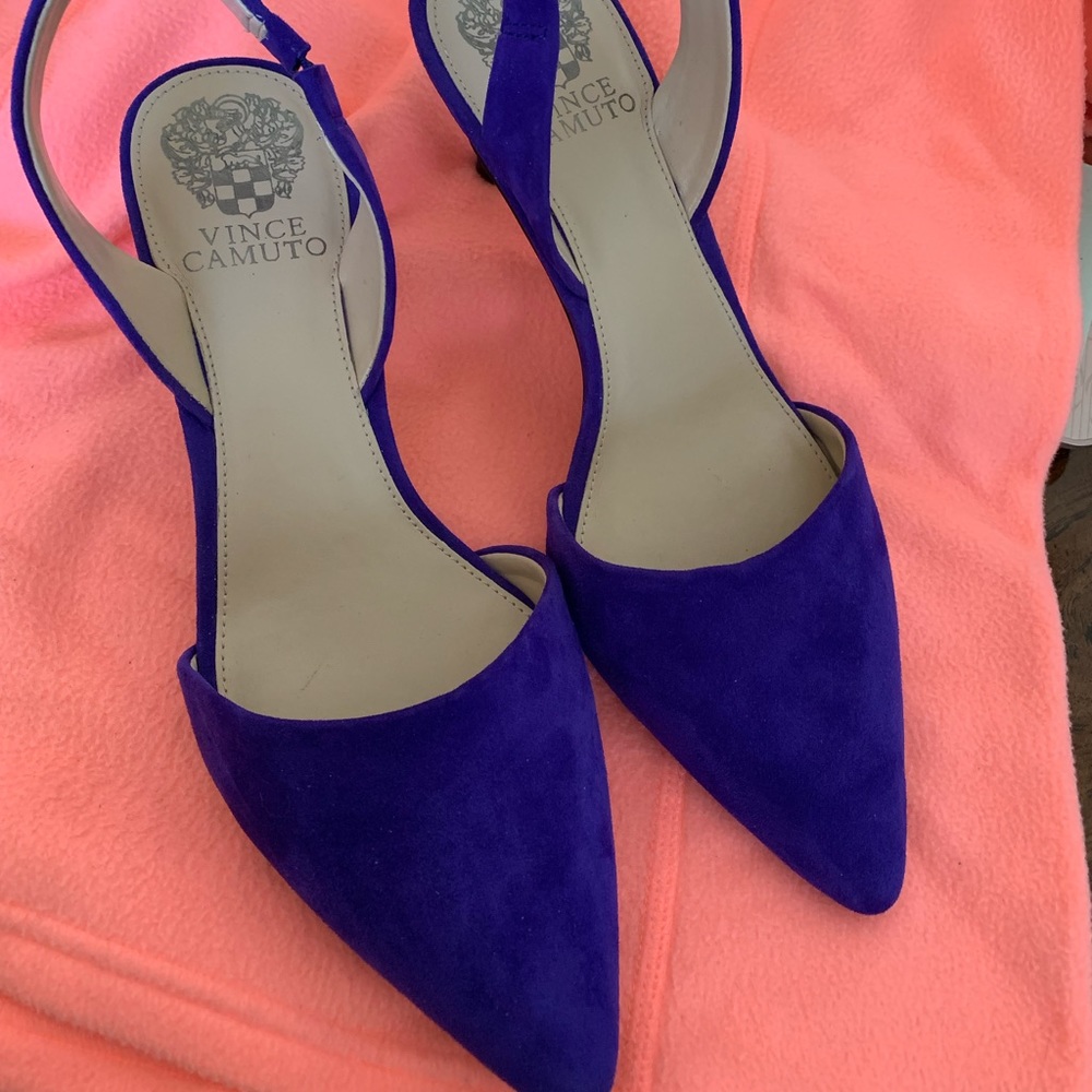 Vince Camuto -kolissa suede king back dress pumps
